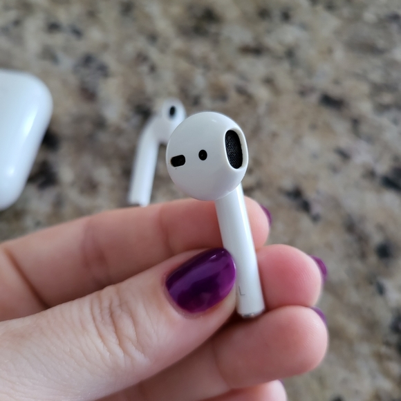 *SOLD* Apple AirPods 2nd Generation - Picture 2 of 7